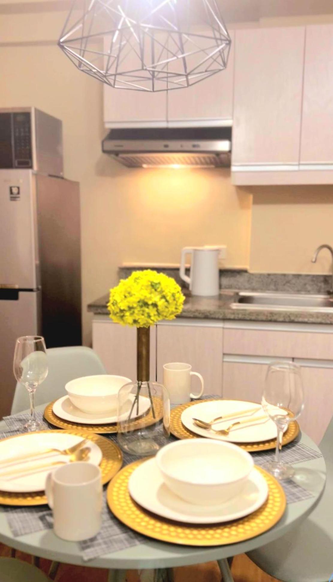 The Lancris Residences, 2 Bedrooms, 1 Bathroom, Living-Room, Kitchen & Pool Is Free Paranaque City Eksteriør billede
